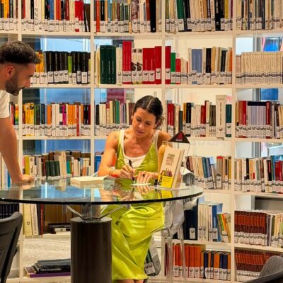 15.Stefania Andreoli all'Airport Library